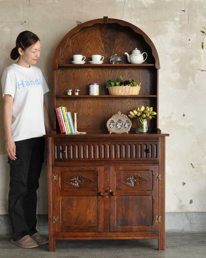 アンティークのキャビネット　アンティーク家具　お花の彫刻も華やかな英国で見つけたアンティークウェルシュドレッサー（カップボード）。アンティークらしい「見せる」収納家具ウェルシュドレッサーとは、もともとキッチンで使われていたお料理を飾り付け（ドレッシング）するための家具。(q-1600-f)