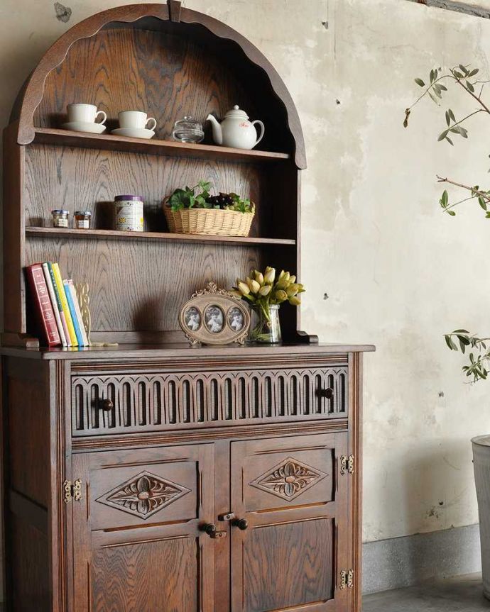 アンティークのキャビネット　アンティーク家具　お花の彫刻も華やかな英国で見つけたアンティークウェルシュドレッサー（カップボード）。置いたもの全部が素敵に見えちゃうアーチも美しいオープン棚。(q-1600-f)