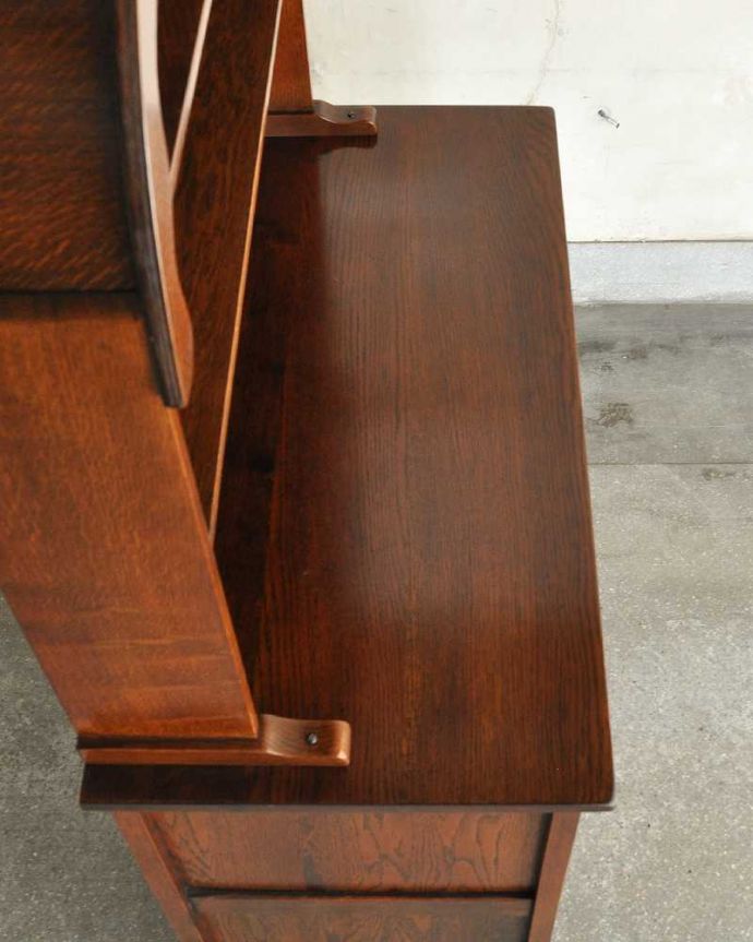 アンティークのキャビネット　アンティーク家具　お花の彫刻も華やかな英国で見つけたアンティークウェルシュドレッサー（カップボード）。天板部分もキレイに仕上げました。(q-1600-f)