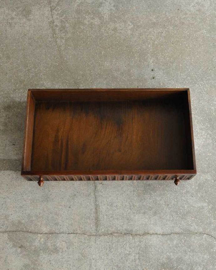 アンティークのキャビネット　アンティーク家具　お花の彫刻も華やかな英国で見つけたアンティークウェルシュドレッサー（カップボード）。引き出しの中もキレイですもちろん引き出しの中も職人がキレイに修復しました。(q-1600-f)