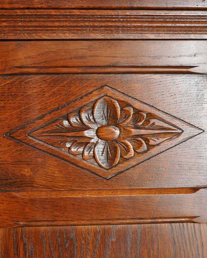 アンティークのキャビネット　アンティーク家具　お花の彫刻も華やかな英国で見つけたアンティークウェルシュドレッサー（カップボード）。惚れ惚れしちゃう美しさこんなに堅い無垢材に一体どうやって彫ったんだろう？と不思議になるくらい細かい彫にうっとりです。(q-1600-f)