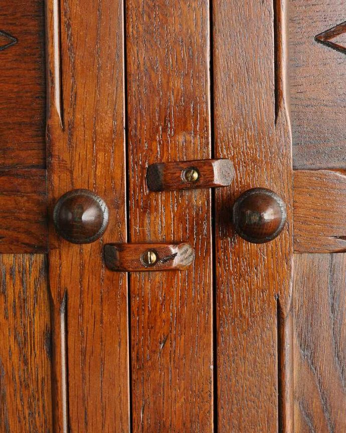 アンティークのキャビネット　アンティーク家具　お花の彫刻も華やかな英国で見つけたアンティークウェルシュドレッサー（カップボード）。扉を開ける度にワクワク美しいデザインの取っ手。(q-1600-f)