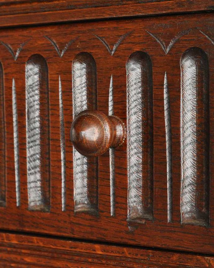 アンティークのキャビネット　アンティーク家具　お花の彫刻も華やかな英国で見つけたアンティークウェルシュドレッサー（カップボード）。アンティークらしい取っ手キチンとお直ししてありますので、開け閉めもスムーズです。(q-1600-f)