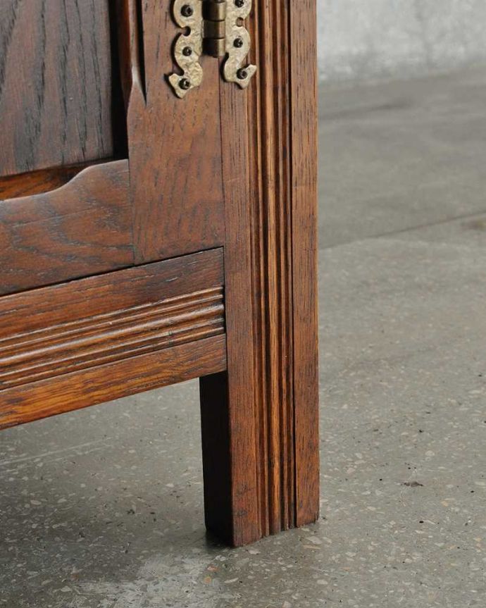 アンティークのキャビネット　アンティーク家具　お花の彫刻も華やかな英国で見つけたアンティークウェルシュドレッサー（カップボード）。女性１人でもラクに運べちゃうヒミツHandleのアンティークは、脚の裏にフェルトキーパーをお付けしているので、床を滑らせれば女性でも移動がカンタンに出来ます！ご安心下さい。(q-1600-f)