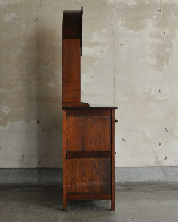 アンティークのキャビネット　アンティーク家具　お花の彫刻も華やかな英国で見つけたアンティークウェルシュドレッサー（カップボード）。横から見てもステキもちろん横もキレイに修復していますので、横顔だって美しいんです。(q-1600-f)