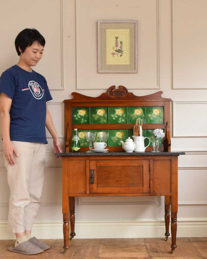 サイドボード　アンティーク家具　グリーン×バラのタイルが美しいウォッシュスタンド、英国輸入のアンティーク家具。アンティークでしか手に入らない家具まだ水道の発達していない時代に洗面所として必ず使われていたウォッシュスタンド。(q-1601-f)