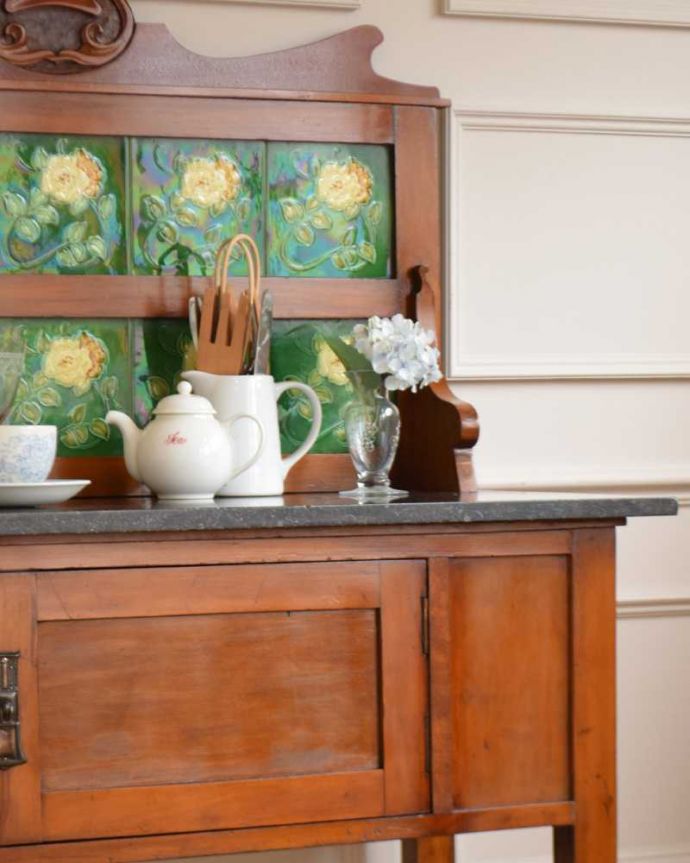 サイドボード　アンティーク家具　グリーン×バラのタイルが美しいウォッシュスタンド、英国輸入のアンティーク家具。タイルと天然大理石の美しいコラボ洗面器を置いて顔や手を洗う用に使っていた家具には、水が弾いてもいいようにタイルと天然大理石の贅沢な素材が使われています。(q-1601-f)