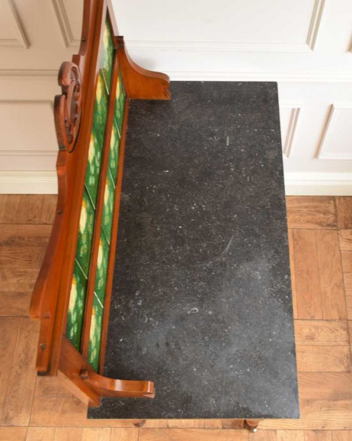 サイドボード　アンティーク家具　グリーン×バラのタイルが美しいウォッシュスタンド、英国輸入のアンティーク家具。天然大理石を使った贅沢な天板天板には女性の憧れ、天然の大理石が使われている贅沢な家具です。(q-1601-f)