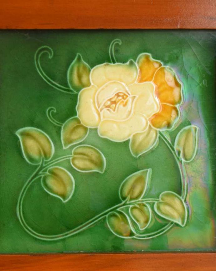 サイドボード　アンティーク家具　グリーン×バラのタイルが美しいウォッシュスタンド、英国輸入のアンティーク家具。アンティークだけが持つ独特の風合い美しい模様のアンティークタイルにうっとり･･･年月を経たアンティークタイルだけが持つ魅力を楽しんでください。(q-1601-f)