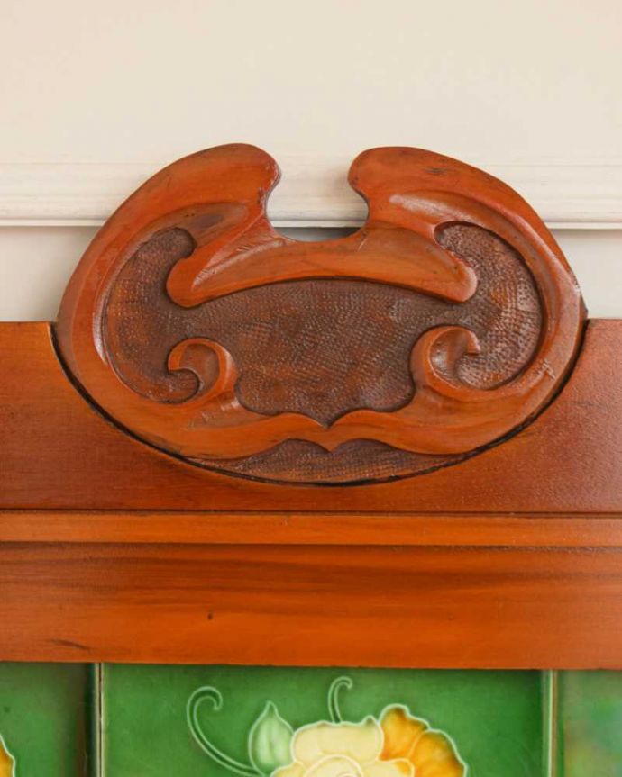 サイドボード　アンティーク家具　グリーン×バラのタイルが美しいウォッシュスタンド、英国輸入のアンティーク家具。至る所に繊細な彫いろんな彫のデザインがありますが、個人的に美しいと思える女性らしく優雅なデザインを選んできました。(q-1601-f)