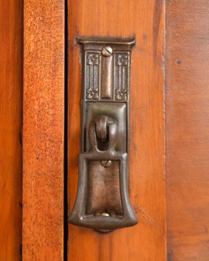 サイドボード　アンティーク家具　グリーン×バラのタイルが美しいウォッシュスタンド、英国輸入のアンティーク家具。扉の取っ手もステキアンティークらしい素敵なデザインが魅力。(q-1601-f)