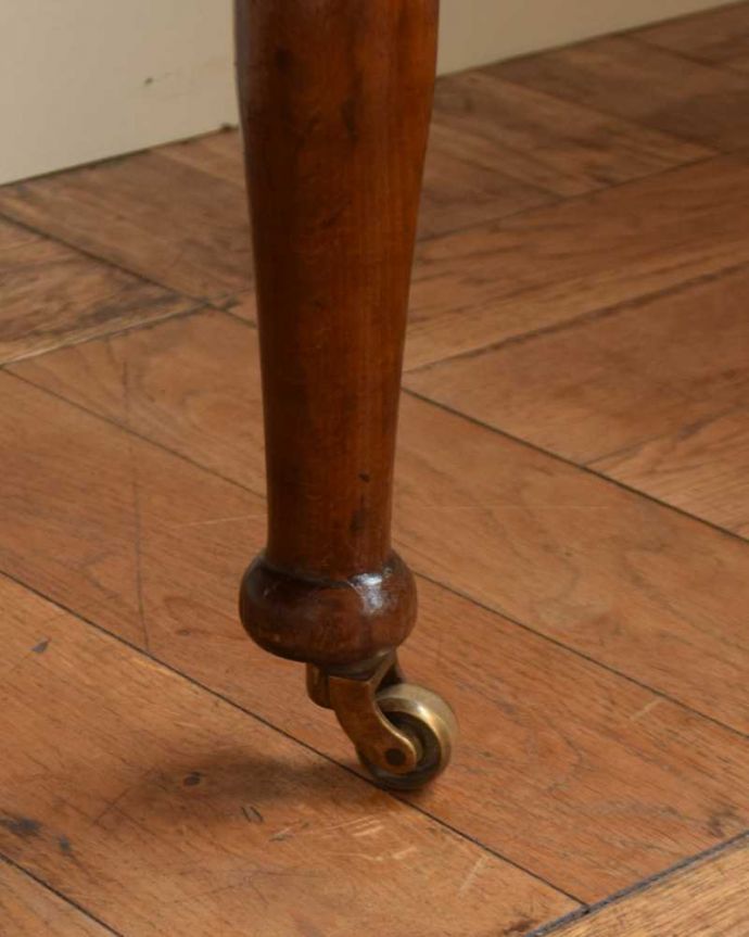 サイドボード　アンティーク家具　グリーン×バラのタイルが美しいウォッシュスタンド、英国輸入のアンティーク家具。女性1人でラクラク運べちゃうんです足先にはキャスターも付いています。(q-1601-f)