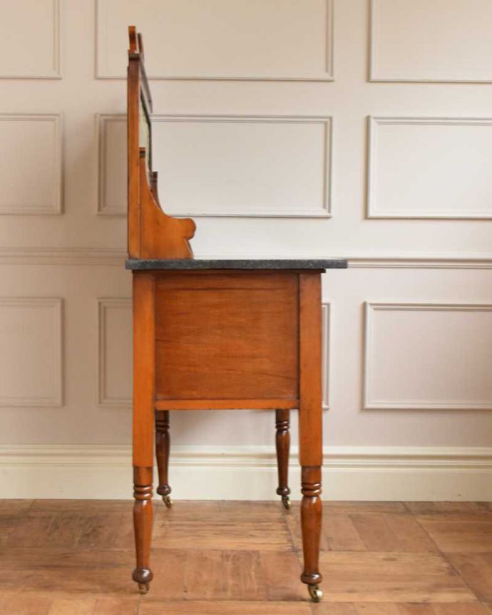 サイドボード　アンティーク家具　グリーン×バラのタイルが美しいウォッシュスタンド、英国輸入のアンティーク家具。横から見てもステキもちろん、横から見てもキレイに仕上がっています。(q-1601-f)