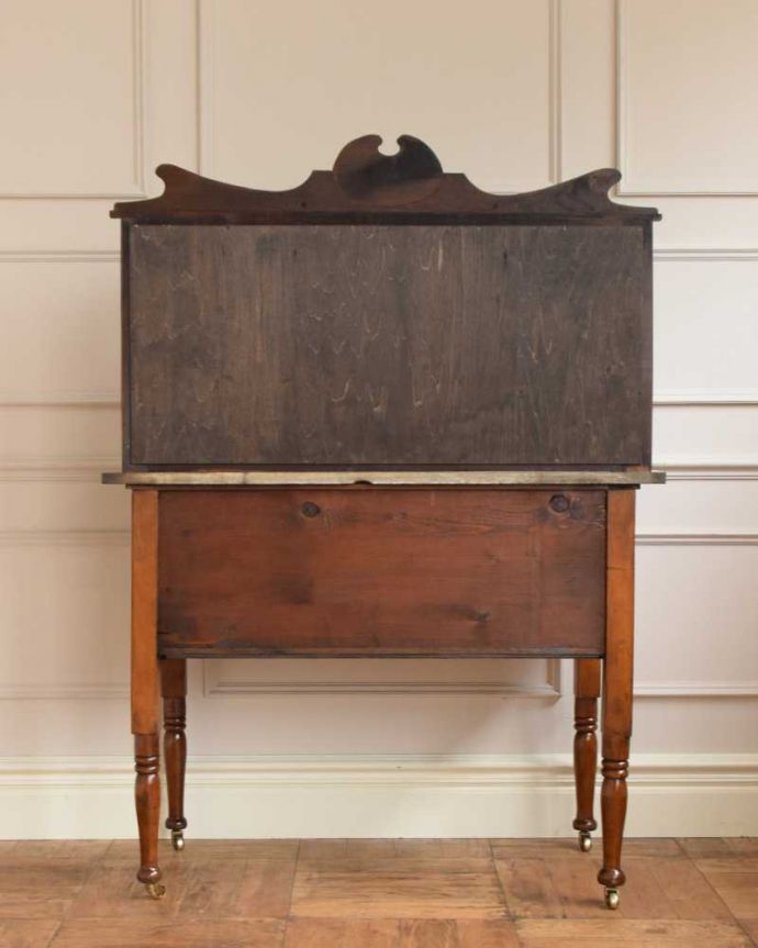 サイドボード　アンティーク家具　グリーン×バラのタイルが美しいウォッシュスタンド、英国輸入のアンティーク家具。キレイに修復しました！アンティークは新品ではないので、経年変化によるキズはありますが、専門の職人がキレイにお直しをしているので、後姿もキレイです。(q-1601-f)