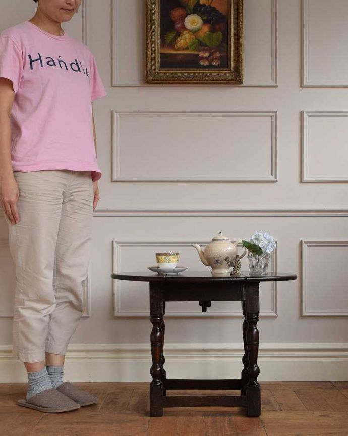 アンティークのテーブル　アンティーク家具　イギリスで見つけたアンティーク輸入家具、オーバルな天板の小さなコーヒーテーブル（伸張式）。サイズが変えられる小さなテーブルお友達とお茶したり、趣味の時間を過ごしたり、…大きさを変えていろんな使い方が楽しめます。(q-1602-f)