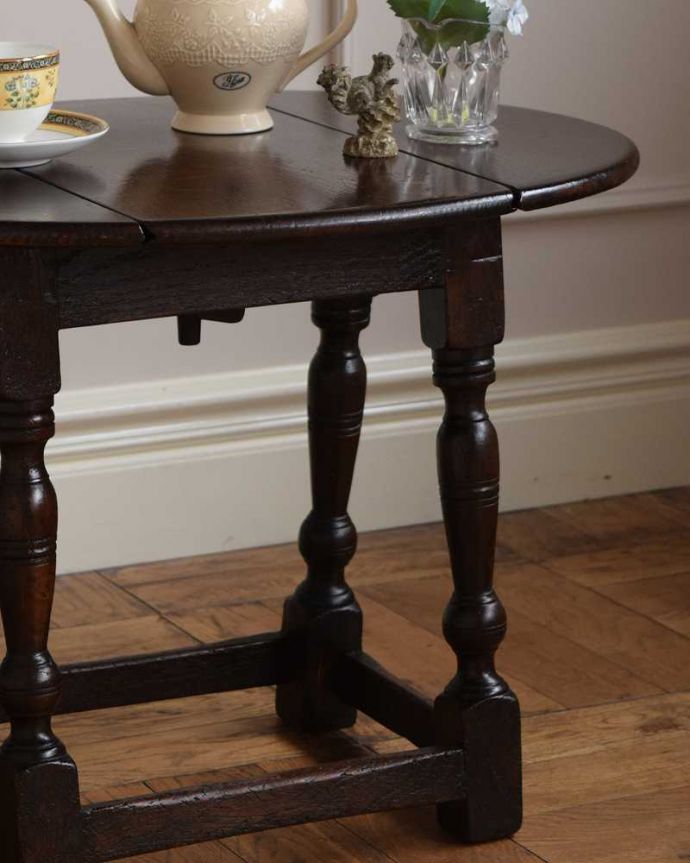 アンティークのテーブル　アンティーク家具　イギリスで見つけたアンティーク輸入家具、オーバルな天板の小さなコーヒーテーブル（伸張式）。英国アンティークらしい脚の美しさが自慢どこに置いても魅了されてしまう脚のデザインの美しさ。(q-1602-f)