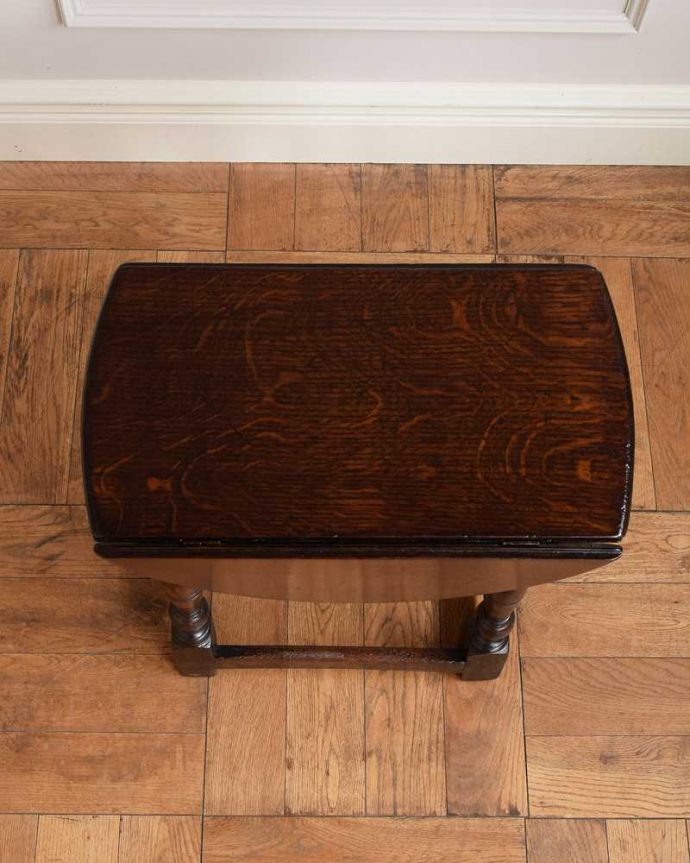 アンティークのテーブル　アンティーク家具　イギリスで見つけたアンティーク輸入家具、オーバルな天板の小さなコーヒーテーブル（伸張式）。畳むとこんな感じ天板を閉じた状態のテーブルを上から見るとこんな感じ。(q-1602-f)