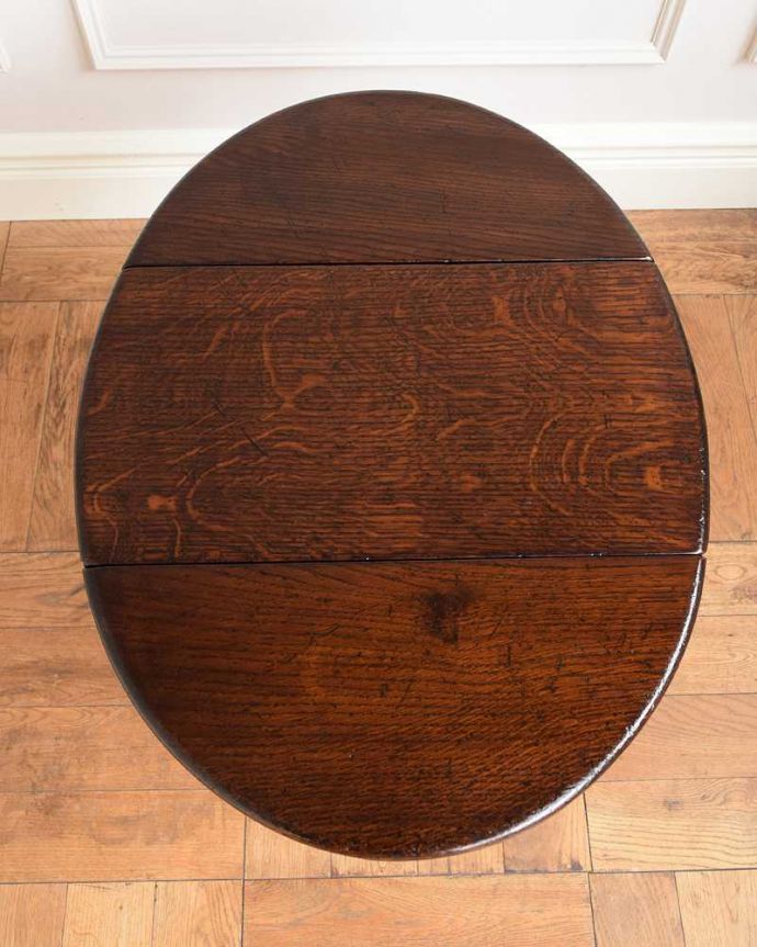 アンティークのテーブル　アンティーク家具　イギリスで見つけたアンティーク輸入家具、オーバルな天板の小さなコーヒーテーブル（伸張式）。天板の修復には自信があります。(q-1602-f)