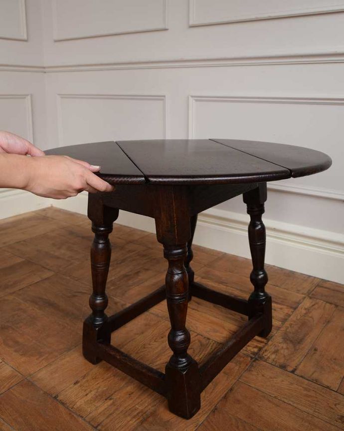 アンティークのテーブル　アンティーク家具　イギリスで見つけたアンティーク輸入家具、オーバルな天板の小さなコーヒーテーブル（伸張式）。簡単に開きます女性１人で、簡単に天板を開くことができます。(q-1602-f)