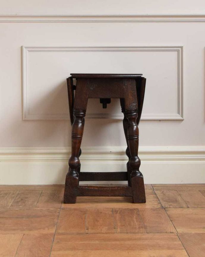 アンティークのテーブル　アンティーク家具　イギリスで見つけたアンティーク輸入家具、オーバルな天板の小さなコーヒーテーブル（伸張式）。クルッと回転。(q-1602-f)