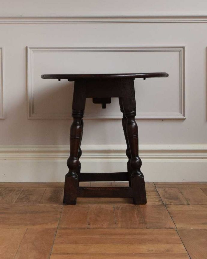 アンティークのテーブル　アンティーク家具　イギリスで見つけたアンティーク輸入家具、オーバルな天板の小さなコーヒーテーブル（伸張式）。こちら側も、もちろんキレイです。(q-1602-f)