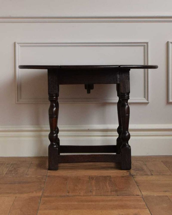 アンティークのテーブル　アンティーク家具　イギリスで見つけたアンティーク輸入家具、オーバルな天板の小さなコーヒーテーブル（伸張式）。クルッと回転。(q-1602-f)