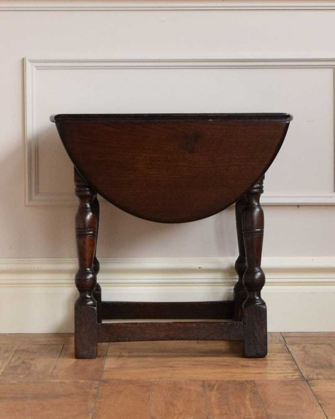 アンティークのテーブル　アンティーク家具　イギリスで見つけたアンティーク輸入家具、オーバルな天板の小さなコーヒーテーブル（伸張式）。壁にピタッ！閉じてしまえば壁にピタッと付けて使える家具。(q-1602-f)