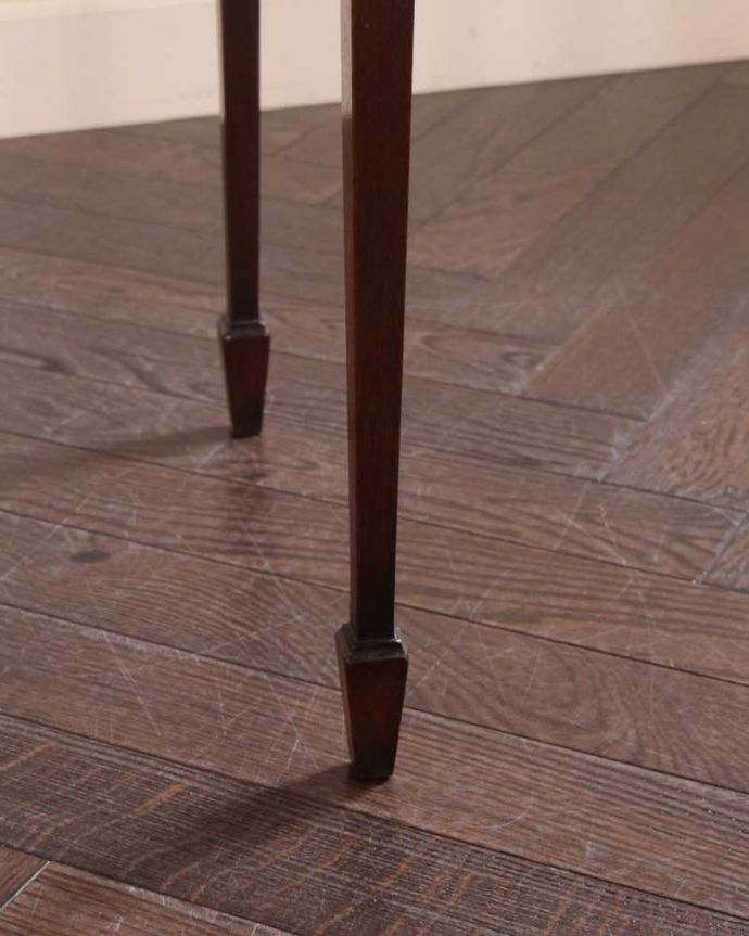アンティークのテーブル　アンティーク家具　アンティークの英国家具、美しい長い脚の伸張式のティーテーブル。持ち上げなくても移動できます！Handleのアンティークは、脚の裏にフェルトキーパーをお付けしていますので、持ち上げなくても床を滑らせれば女性でも簡単に移動させることが出来ます。(q-1603-f)
