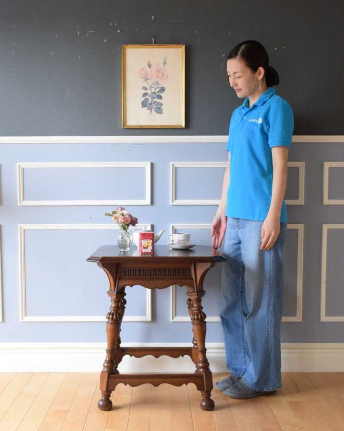 アンティークのテーブル アンティーク家具 彫りがたっぷりなアンティークの英国家具、脚の装飾が美しいオケージョナルテーブル。どんな場所でも便利に使える小さなテーブルそもそも「便利に使える」と言う名前のオケージョナルテーブル。(q-1604-f)