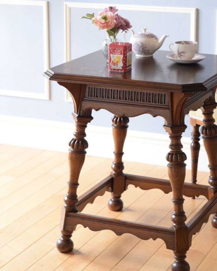 アンティークのテーブル アンティーク家具 彫りがたっぷりなアンティークの英国家具、脚の装飾が美しいオケージョナルテーブル。英国らしく凝った彫りの入った脚脚だけを見ても、アンティークらしさが感じられる凝った彫。(q-1604-f)