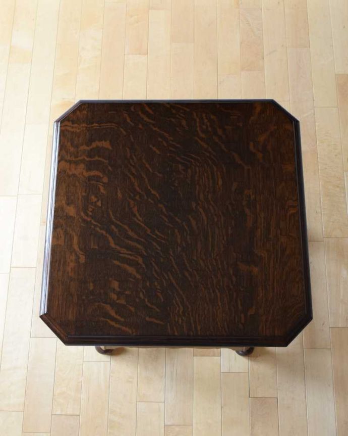 アンティークのテーブル アンティーク家具 彫りがたっぷりなアンティークの英国家具、脚の装飾が美しいオケージョナルテーブル。天板を上から見ると・・・コーヒーテーブルの天板は毎日使う場所だから、しっかり修復しました。(q-1604-f)