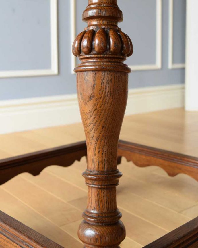 アンティークのテーブル アンティーク家具 彫りがたっぷりなアンティークの英国家具、脚の装飾が美しいオケージョナルテーブル。うっとりする美しさアンティークだから手に入る美しい彫。(q-1604-f)