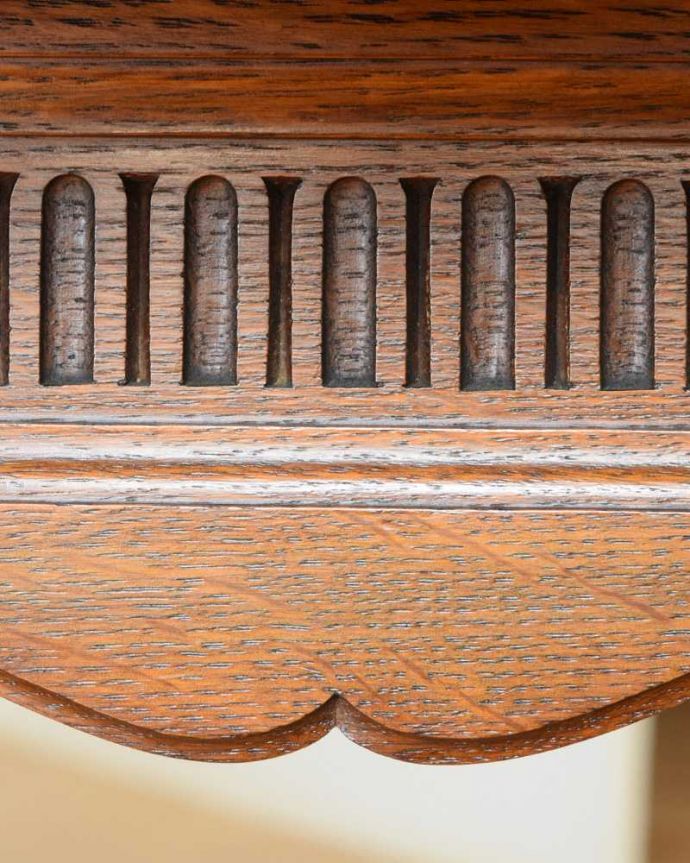 アンティークのテーブル アンティーク家具 彫りがたっぷりなアンティークの英国家具、脚の装飾が美しいオケージョナルテーブル。いろんな場所にこだわり彫のデザインもいろいろです。(q-1604-f)