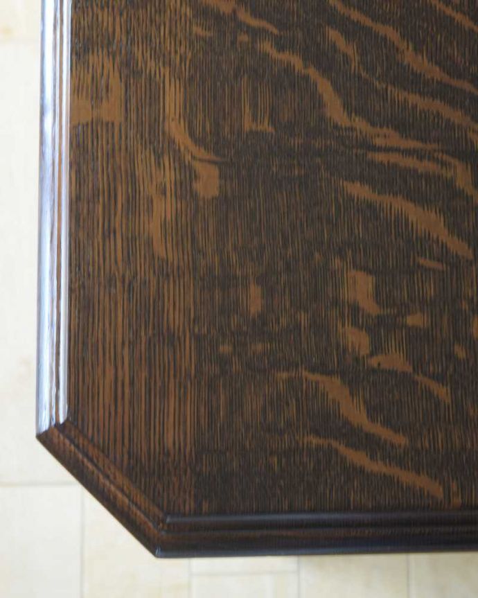 アンティークのテーブル アンティーク家具 彫りがたっぷりなアンティークの英国家具、脚の装飾が美しいオケージョナルテーブル。近づいて見てみると・・・アンティークはもちろん新品ではないので小さなキズや汚れはありますが、キレイにお直ししたので満足して頂ける自信があります!。(q-1604-f)