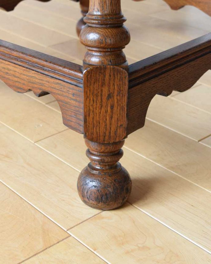 アンティークのテーブル アンティーク家具 彫りがたっぷりなアンティークの英国家具、脚の装飾が美しいオケージョナルテーブル。持ち上げなくても移動できます!Handleのアンティークは、脚の裏にフェルトキーパーをお付けしていますので、床を滑らせて簡単に移動する事が出来ます。(q-1604-f)