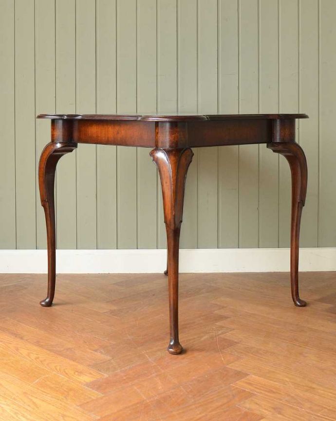 アンティークのテーブル　アンティーク家具　英国アンティーク家具、クラシックなデザインのティーテーブル。こちら側も、もちろんキレイです！アンティークは新品ではないので、もちろん経年変化によるキズはありますが、専門の職人がキレイにお直しをしているので、どの角度から見てもキレイです。(q-1605-f)