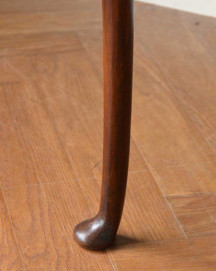 アンティークのテーブル　アンティーク家具　英国アンティーク家具、クラシックなデザインのティーテーブル。持ち上げなくても移動できます！Handleのアンティークは、脚の裏にフェルトキーパーをお付けしていますので、床を滑らせてれば移動が簡単です。(q-1605-f)