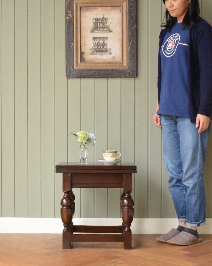 アンティークのテーブル　アンティーク家具　イギリスで見つけたアンティーク輸入家具、伸張式の小さなコーヒーテーブル。サイズが変えられる小さなテーブルお友達とお茶したり、趣味の時間を過ごしたり、…大きさを変えていろんな使い方が楽しめます。(q-1606-f)