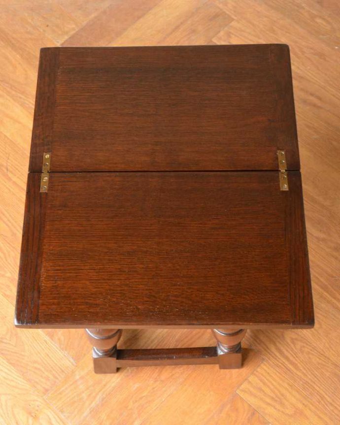 アンティークのテーブル　アンティーク家具　イギリスで見つけたアンティーク輸入家具、伸張式の小さなコーヒーテーブル。天板の形を見てみると･･･テーブルの形を上から見ると、こんな感じです。(q-1606-f)