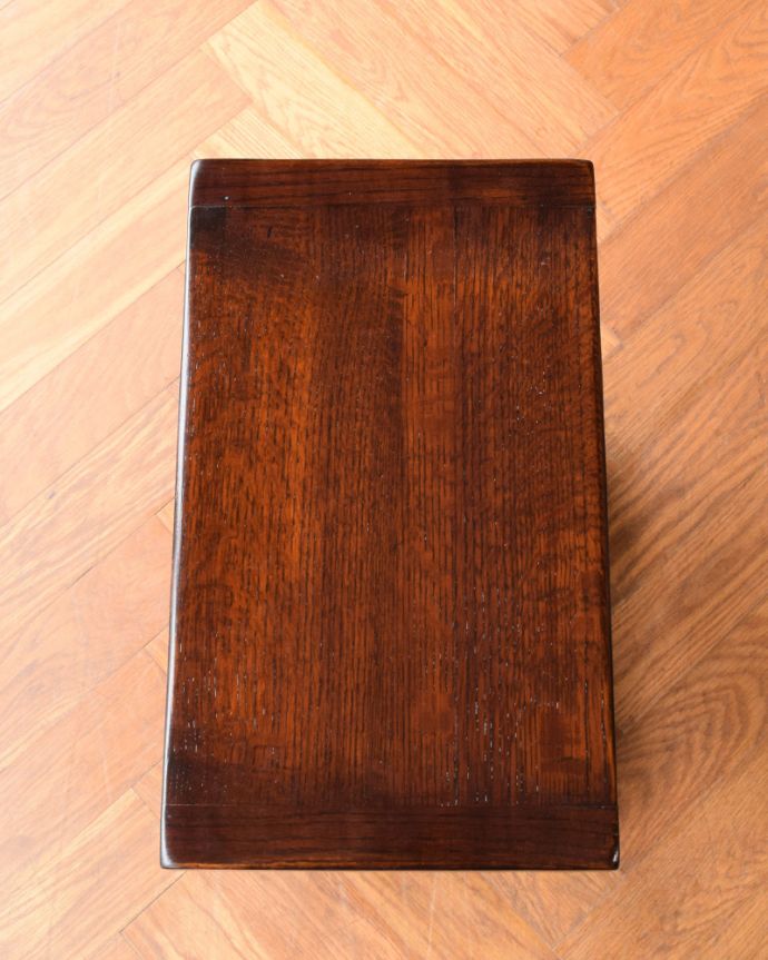 アンティークのテーブル　アンティーク家具　イギリスで見つけたアンティーク輸入家具、伸張式の小さなコーヒーテーブル。畳むとこんな感じ天板を閉じた状態のテーブルを上から見るとこんな感じ。(q-1606-f)