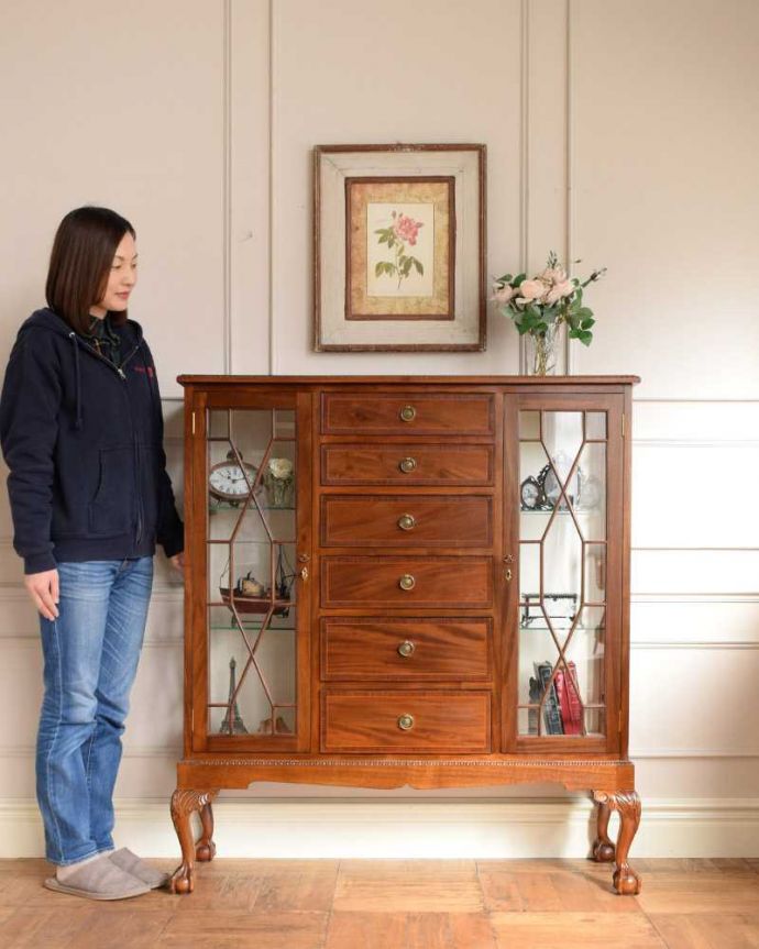 アンティークのキャビネット　アンティーク家具　英国のアンティーク家具、引き出しがたっぷり付いた特別なガラスキャビネット。オリエンタルな大人の雰囲気漂うシノワズリシルクロードからヨーロッパに伝わったデザインのキャビネットは、置くだけでワンランク上の洗練されたお部屋を演出してくれます。(q-1607-f)