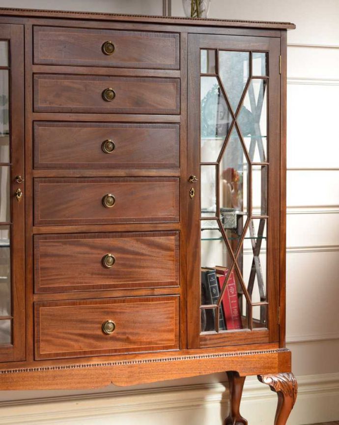 アンティークのキャビネット　アンティーク家具　英国のアンティーク家具、引き出しがたっぷり付いた特別なガラスキャビネット。直線で描かれたガラス面の美しさにうっとり･･･ヨーロッパの人たちが憧れた東洋の美しさに西洋デザインが混じりあってできたシノワズリデザイン。(q-1607-f)