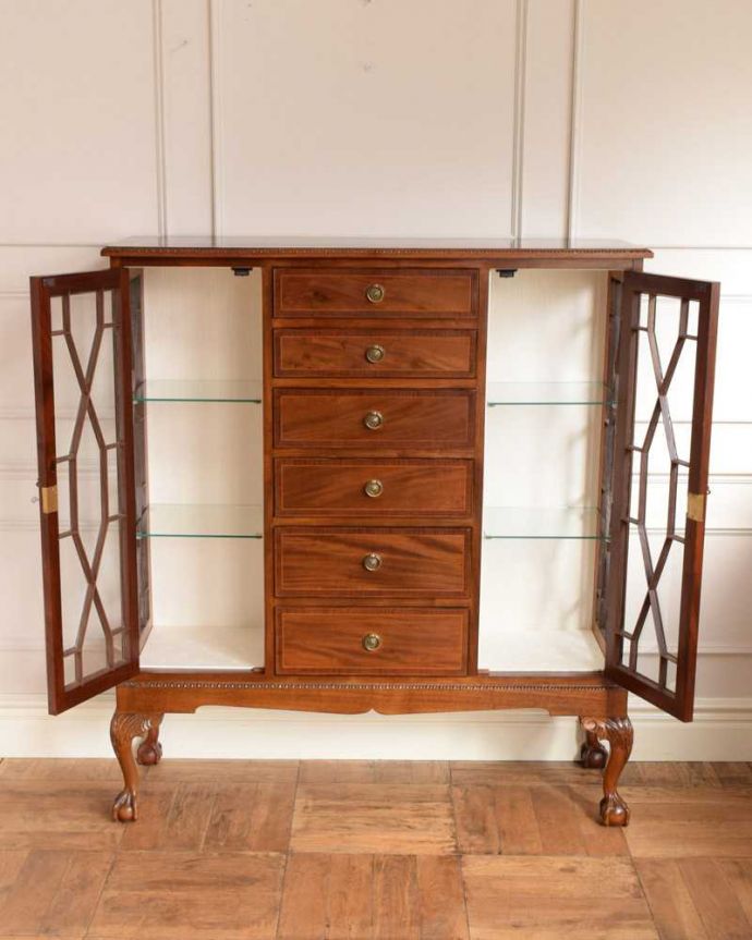 アンティークのキャビネット　アンティーク家具　英国のアンティーク家具、引き出しがたっぷり付いた特別なガラスキャビネット。外観だけじゃない内側の美しさ見た目はもちろんキャビネットの中も職人が最上級のキャビネットに似合うよう最高級の技術でキレイに仕上げました。(q-1607-f)