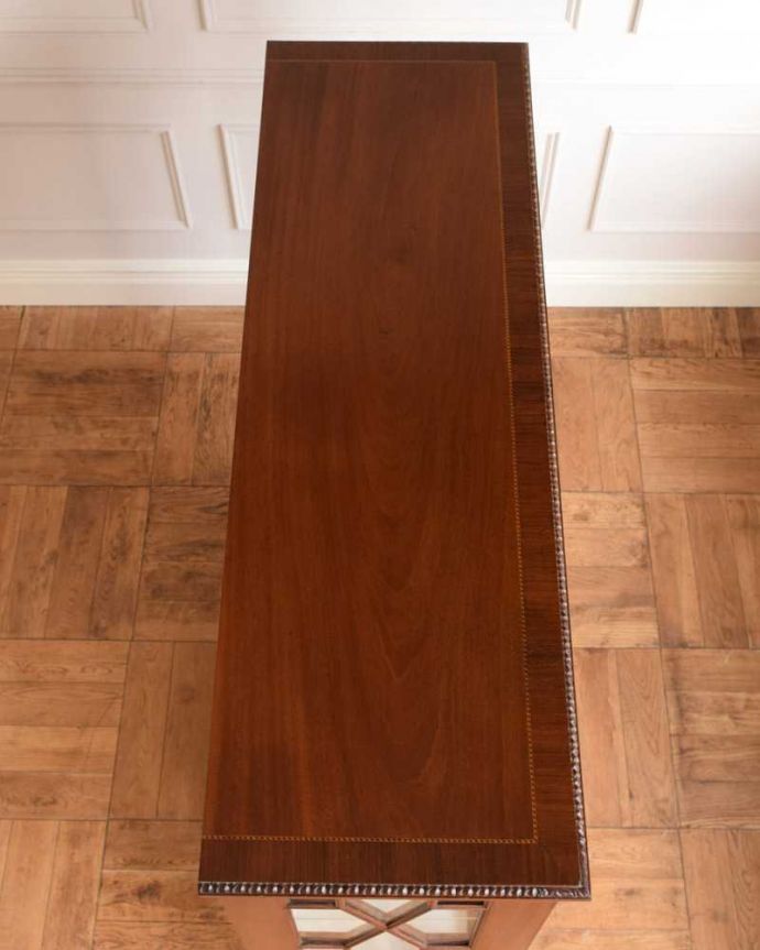 アンティークのキャビネット　アンティーク家具　英国のアンティーク家具、引き出しがたっぷり付いた特別なガラスキャビネット。上から見てもキレイです。(q-1607-f)