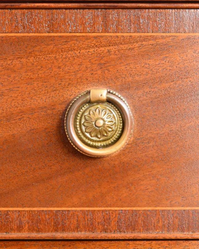 アンティークのキャビネット　アンティーク家具　英国のアンティーク家具、引き出しがたっぷり付いた特別なガラスキャビネット。開ける度にワクワクする取っ手アンティークらしいデザインの取っ手をそっと引っ張って中を開けるたびに、宝箱を開けている気分です。(q-1607-f)