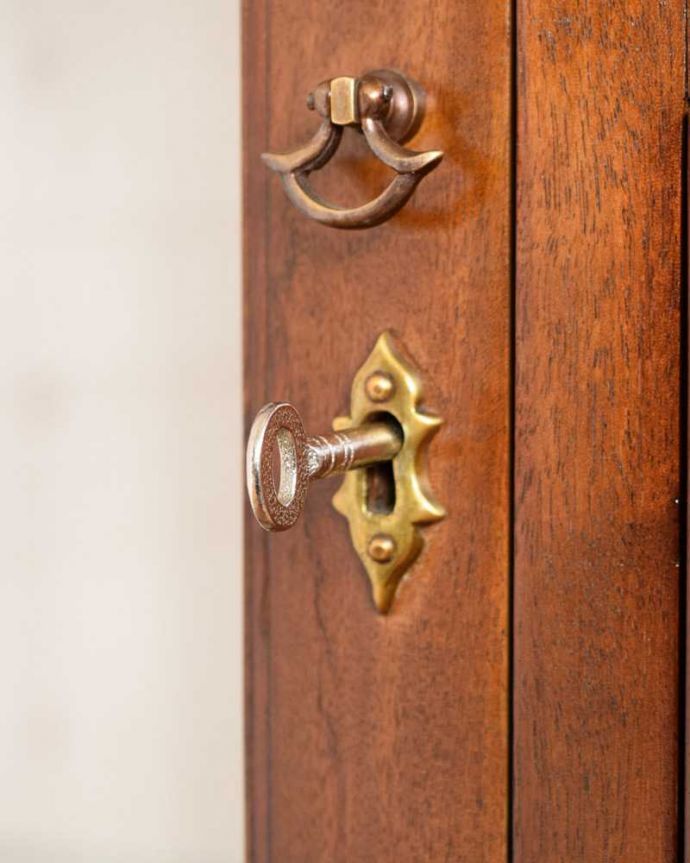 アンティークのキャビネット　アンティーク家具　英国のアンティーク家具、引き出しがたっぷり付いた特別なガラスキャビネット。開ける度にワクワク･･･開ける度にまるで宝箱を開けているような鍵。(q-1607-f)