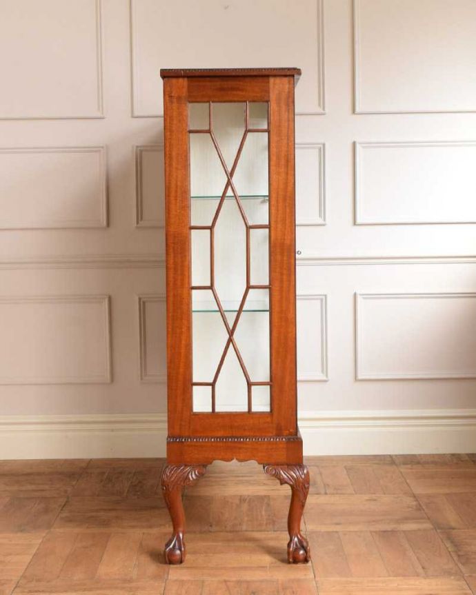 アンティークのキャビネット　アンティーク家具　英国のアンティーク家具、引き出しがたっぷり付いた特別なガラスキャビネット。横から見ても素敵なんですもちろん横もキレイに仕上げていますので、どこから見ても美しいです。(q-1607-f)