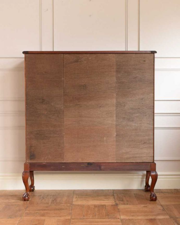 アンティークのキャビネット　アンティーク家具　英国のアンティーク家具、引き出しがたっぷり付いた特別なガラスキャビネット。後ろ姿もキレイなんですアンティークは新品ではないので、経年変化によるキズはありますが、専門の職人がキレイにお直しをしているので、後姿にも自信があります。(q-1607-f)