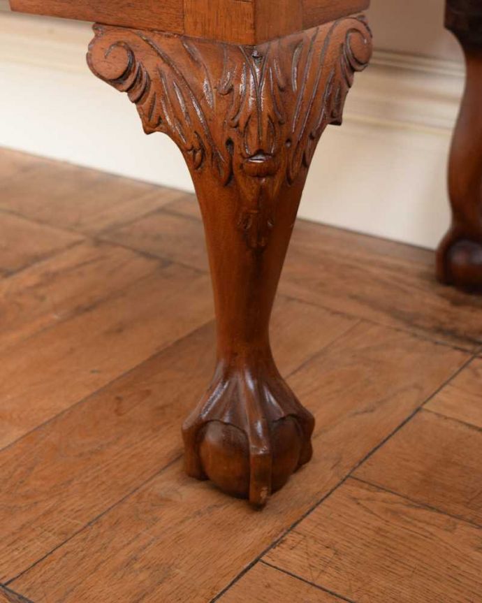 アンティークのキャビネット　アンティーク家具　英国のアンティーク家具、引き出しがたっぷり付いた特別なガラスキャビネット。女性１人でもラクに運べちゃうヒミツHandleのアンティークは、脚の裏にフェルトキーパーをお付けしているので、大きな家具でも床を滑らせれば女性でも簡単に移動することが出来ます。(q-1607-f)