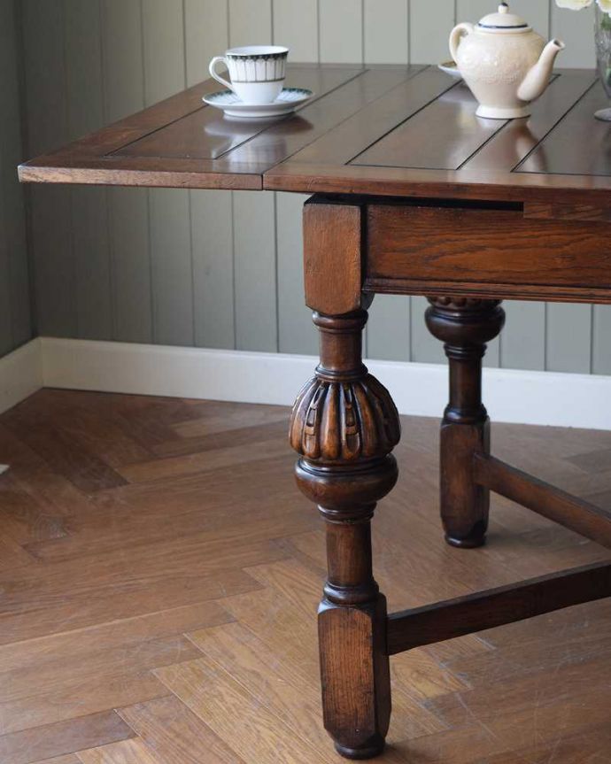 アンティークのテーブル　アンティーク家具　イギリス輸入のアンティーク家具、脚がお洒落なドローリーフテーブル（ダイニングテーブル） 。やっぱり目が行く重厚なデザインの脚重厚な雰囲気のバルボスレッグと呼ばれる美しい脚が一番の特長。(q-1608-f)